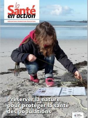 couverture du magazine - enfant sur une plage en hiver