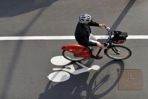 Cycliste sur une piste cyclable à Lille