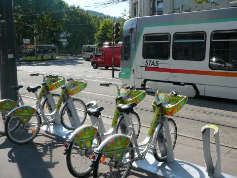 Photo mettant en avant l'intermodalité (vélo et tramway)