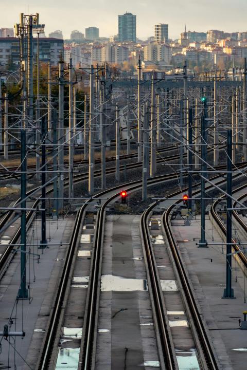 voies de trains menant à la ville